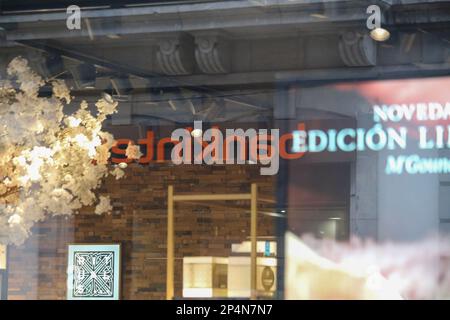 Oviedo, Spagna, 6th marzo 2023: Il segno Bankinter si riflette in un bicchiere di un altro negozio durante Bankinter finanzia più di 4.000 milioni di euro attraverso la sua area investment banking il 06 marzo 2023, a Oviedo, Spagna. Credit: Alberto Brevers / Alamy Live News Foto Stock