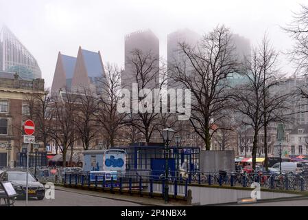 L'Aia, Paesi Bassi, 02 Dicembre, 2017 :il mercato delle pulci nel centro di Den Haag è attratto per la gente del posto e per i turisti Foto Stock