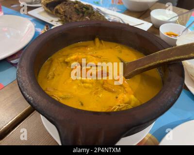 gamberi freschi e deliziosi al curry masala servito in una pentola. curry di gamberi gialli. Foto Stock
