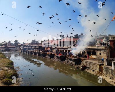 1 dicembre 2022, Kathmandu, Nepal, il rituale indù della cremazione nel tempio di Pashupatinath. Foto Stock