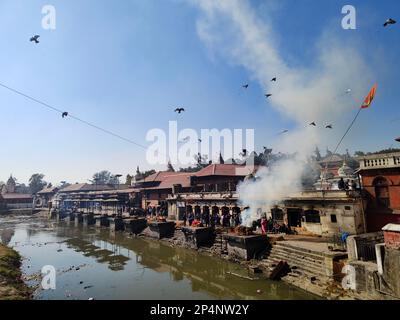 1 dicembre 2022, Kathmandu, Nepal, il rituale indù della cremazione nel tempio di Pashupatinath. Foto Stock