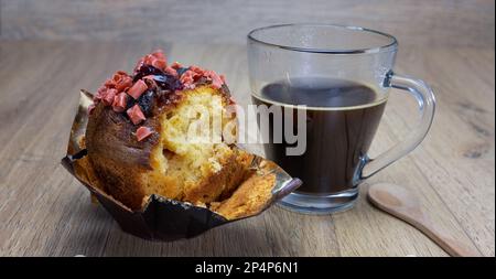 striscione o primo piano di una tazza di caffè con muffin alla ciliegia amarognola Foto Stock