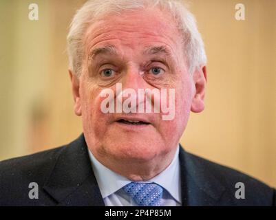 L'ex Taoiseach Bertie Ahern durante una conferenza stampa mentre partecipa a una riunione della Plenaria dell'Assemblea parlamentare britannico-irlandese, a Stormont, per celebrare il 25th° anniversario dell'accordo del Venerdì Santo. Data immagine: Lunedì 6 marzo 2023. Foto Stock