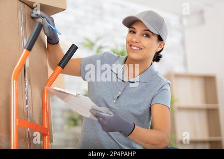 donna di consegna felice al lavoro Foto Stock