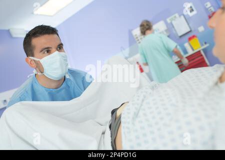 donna che partorisce in sala operatoria dell'ospedale Foto Stock