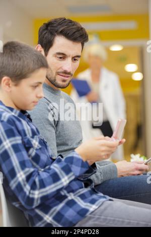 bambino e padre in ospedale Foto Stock