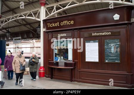 Windsor, Berkshire, Regno Unito. 6th marzo, 2023. La biglietteria della stazione centrale di Windsor nel Berkshire. Da oggi le tariffe ferroviarie sono aumentate del 5,9% in Inghilterra e Galles. Questo è il maggiore aumento dei prezzi dal 2012. Credit: Maureen McLean/Alamy Live News Foto Stock