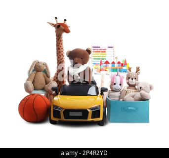 Auto elettrica per bambini con altri giocattoli su sfondo bianco Foto Stock