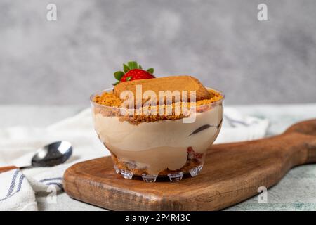 Budino di crema alla fragola fatto in casa. Biscotto e dessert alla fragola. Dessert turco magnolia in ciotola di vetro. Primo piano Foto Stock