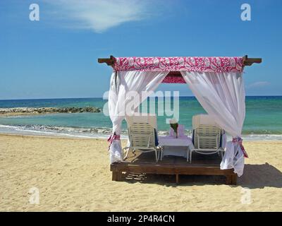 Un letto da spiaggia in un resort caraibico Foto Stock
