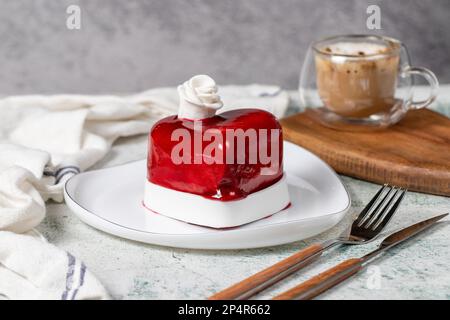 Torta al cuore. Disegno torta a forma di cuore su sfondo grigio. Concetto San Valentino, Mother Day, Birthday. giacitura piatta Foto Stock