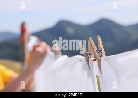 Linea di lavaggio con lavanderia pulita e vestiario in montagna, primo piano Foto Stock