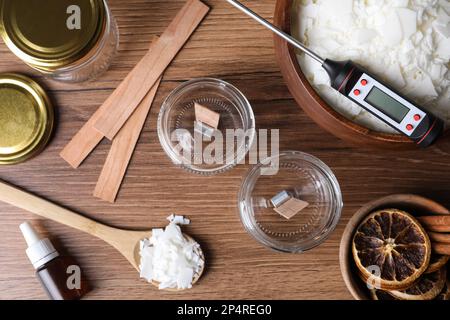 Composizione piatta con ingredienti per candele fatte in casa su sfondo di legno Foto Stock