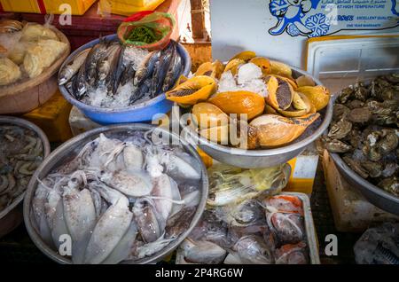 Frutti di mare tra cui sgombro, ostriche, calamari e lumache di mare in vendita presso il mercato centrale di Phnom Penh, Cambogia. Foto Stock