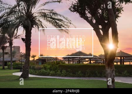 Come un bambino, sia felice per nessun motivo. Citazione motivazionale che dice che non avete bisogno di nulla per sentire la felicità. Testo contro bella vista di tropico Foto Stock