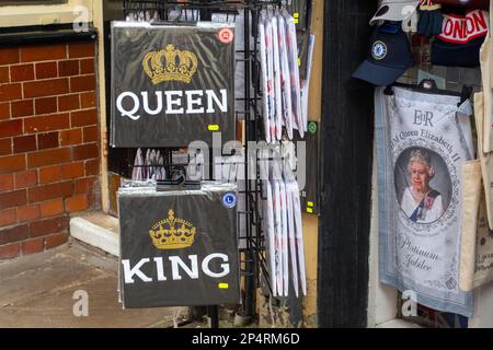 Windsor, Berkshire, Regno Unito. 6th marzo, 2023. Il Royal Standard volava oggi al Castello di Windsor mentre il re Carlo III era in residenza. La città di Windsor si sta preparando per l'incoronazione di re Carlo III Domenica 7th maggio 2023 si terrà un concerto presso il Castello di Windsor. Piattaforme mediatiche sono in via di costruzione fuori del Castello di Windsor e negozi turistici stanno iniziando a vendere cimeli del Re Carlo III Cornonation. E' stato riferito dalla stampa che il Principe Harry e Meghan Markle sono stati invitati all'incoronazione presso l'Abbazia di Westminster. Credit: Maureen McLean/Alamy Live News Foto Stock