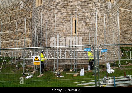 Windsor, Berkshire, Regno Unito. 6th marzo, 2023. Il Royal Standard volava oggi al Castello di Windsor mentre il re Carlo III era in residenza. La città di Windsor si sta preparando per l'incoronazione di re Carlo III Domenica 7th maggio 2023 si terrà un concerto presso il Castello di Windsor. Piattaforme mediatiche sono in via di costruzione fuori del Castello di Windsor e negozi turistici stanno iniziando a vendere cimeli del Re Carlo III Cornonation. E' stato riferito dalla stampa che il Principe Harry e Meghan Markle sono stati invitati all'incoronazione presso l'Abbazia di Westminster. Credit: Maureen McLean/Alamy Live News Foto Stock