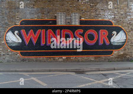 Windsor, Berkshire, Regno Unito. 6th marzo, 2023. Un murale grazioso a Windsor. La città di Windsor si sta preparando per l'incoronazione di re Carlo III Domenica 7th maggio 2023 si terrà un concerto presso il Castello di Windsor. Piattaforme mediatiche sono in via di costruzione fuori del Castello di Windsor e negozi turistici stanno iniziando a vendere cimeli del Re Carlo III Cornonation. E' stato riferito dalla stampa che il Principe Harry e Meghan Markle sono stati invitati all'incoronazione presso l'Abbazia di Westminster. Credit: Maureen McLean/Alamy Live News Foto Stock