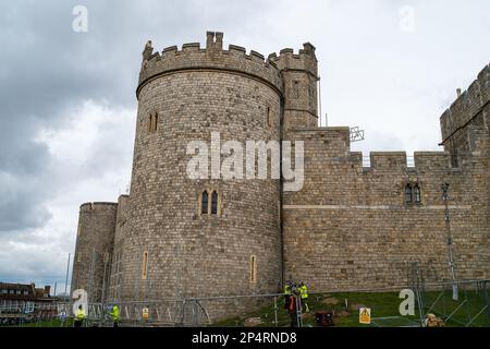 Windsor, Berkshire, Regno Unito. 6th marzo, 2023. Il Royal Standard volava oggi al Castello di Windsor mentre il re Carlo III era in residenza. La città di Windsor si sta preparando per l'incoronazione di re Carlo III Domenica 7th maggio 2023 si terrà un concerto presso il Castello di Windsor. Piattaforme mediatiche sono in via di costruzione fuori del Castello di Windsor e negozi turistici stanno iniziando a vendere cimeli del Re Carlo III Cornonation. E' stato riferito dalla stampa che il Principe Harry e Meghan Markle sono stati invitati all'incoronazione presso l'Abbazia di Westminster. Credit: Maureen McLean/Alamy Live News Foto Stock