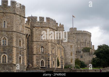 Windsor, Berkshire, Regno Unito. 6th marzo, 2023. Il Royal Standard volava oggi al Castello di Windsor mentre il re Carlo III era in residenza. La città di Windsor si sta preparando per l'incoronazione di re Carlo III Domenica 7th maggio 2023 si terrà un concerto presso il Castello di Windsor. Piattaforme mediatiche sono in via di costruzione fuori del Castello di Windsor e negozi turistici stanno iniziando a vendere cimeli del Re Carlo III Cornonation. E' stato riferito dalla stampa che il Principe Harry e Meghan Markle sono stati invitati all'incoronazione presso l'Abbazia di Westminster. Credit: Maureen McLean/Alamy Live News Foto Stock