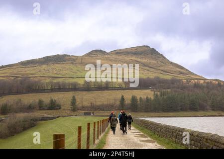 Passeggia lungo il Dovestone Reservoir nel Peak District a Saddleworth Moor a Greater Manchester, Inghilterra. Foto Stock