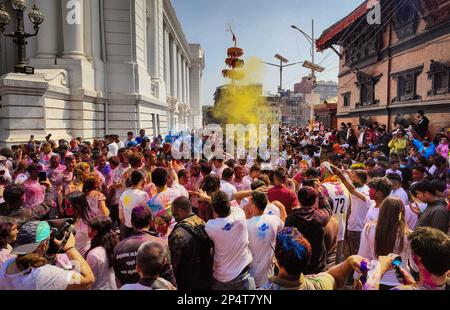 Kathmandu, Bagmati, Nepal. 6th Mar, 2023. La gente si riunisce per celebrare il festival Holi a Kathmandu, Nepal il 6 marzo 2023. Il festival Holi, conosciuto anche come il festival dei colori, annuncia l'arrivo della primavera. (Credit Image: © Sunil Sharma/ZUMA Press Wire) SOLO PER USO EDITORIALE! Non per USO commerciale! Credit: ZUMA Press, Inc./Alamy Live News Foto Stock