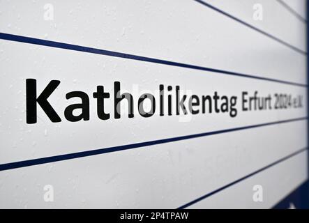 Erfurt, Germania. 06th Mar, 2023. "Katholikentag Erfurt" è scritto sul cartello di fronte all'ufficio per la Giornata cattolica tedesca del 103rd a Geschwister-Scholl-Straße a Erfurt. L'ufficio viene inaugurato lo stesso giorno. La 103rd Giornata cattolica tedesca si terrà nella capitale della Turingia dal 29 maggio al 2 giugno 2024. Credit: Martin Schutt/dpa/Alamy Live News Foto Stock