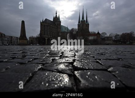 Erfurt, Germania. 06th Mar, 2023. Il sole sopra la cattedrale cattolica di San Mary e St. La Chiesa di Severus si riflette sul marciapiede bagnato di Piazza della Cattedrale. La 103rd Giornata dei cattolici tedeschi si terrà nella capitale della Turingia dal 29 maggio al 2 giugno 2024. Credit: Martin Schutt/dpa/Alamy Live News Foto Stock