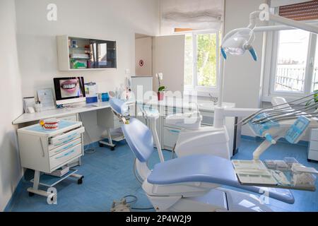 Foto panoramica di un dentista con tutte le attrezzature di lavoro. Foto Stock
