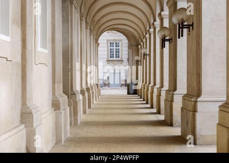 Vista prospettica ridotta tra il corridoio ad arco esterno del Palazzo di Christiansborg a Copenaghen, Danimarca. Foto Stock