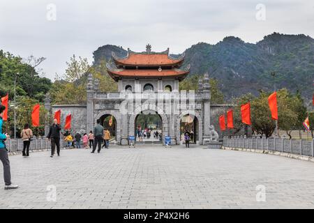 La porta d'ingresso al Tempio Thai VI Ninh Binh, Vietnam. Foto Stock