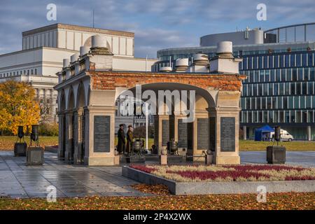 Varsavia, Polonia - 27 ottobre 2021 - Tomba del Milite Ignoto in Piazza Pilsudski, punto di riferimento della città. Foto Stock