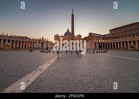 Vaticano, Roma, Italia - 9 settembre 2020 - Piazza San Pietro, skyline della Città del Vaticano con colonnato Bernini e Basilica di San Pietro al tramonto. Foto Stock