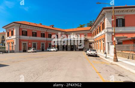 Mondovì, Italia - 29 aprile 2022: Edificio della stazione ferroviaria di Mondovi Foto Stock