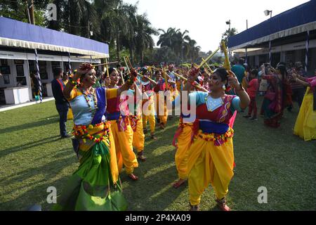 05 marzo 2023, Kolkata, India: Ballerini che suonano Basanta Utsav per dare il benvenuto alla Primavera davanti al Dol Jatra o Holi, il 05 marzo 2023, a Kolkata City, India. (Foto di Biswarup Gangully/ Eyepix Group). Foto Stock