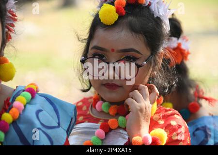 05 marzo 2023, Kolkata, India: Ballerini che suonano Basanta Utsav per dare il benvenuto alla Primavera davanti al Dol Jatra o Holi, il 05 marzo 2023, a Kolkata City, India. (Foto di Biswarup Gangully/ Eyepix Group). Foto Stock