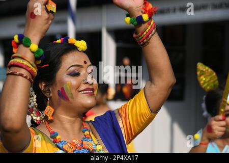 05 marzo 2023, Kolkata, India: Ballerini che suonano Basanta Utsav per dare il benvenuto alla Primavera davanti al Dol Jatra o Holi, il 05 marzo 2023, a Kolkata City, India. (Foto di Biswarup Gangully/ Eyepix Group). Foto Stock