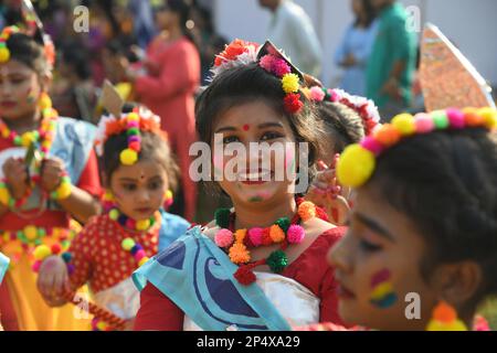 05 marzo 2023, Kolkata, India: Ballerini che suonano Basanta Utsav per dare il benvenuto alla Primavera davanti al Dol Jatra o Holi, il 05 marzo 2023, a Kolkata City, India. (Foto di Biswarup Gangully/ Eyepix Group). Foto Stock