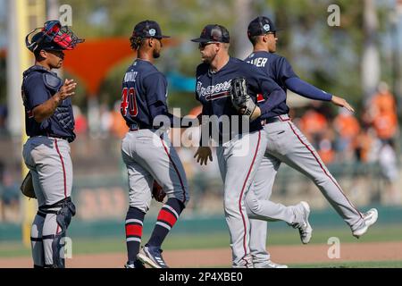 Sarasota FL USA; gli Atlanta Braves celebrano dopo aver fatto il loro wining durante una partita di allenamento primaverile contro i Baltimore Orioles allo ed Smith Stadium. Il Foto Stock