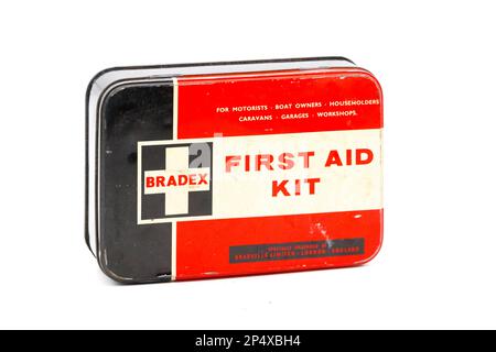 Stagno metallico degli anni '1960 contenente il kit di pronto soccorso vintage Bradex per viaggi o auto Foto Stock