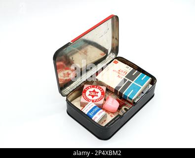 1960s Kit di pronto soccorso Bradex contenente stagno metallico per l'uso in viaggio o in auto Foto Stock