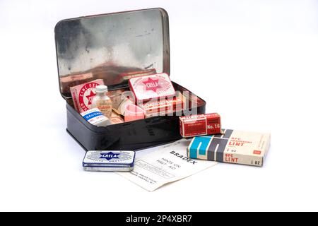 Stagno metallico degli anni '1960 contenente il kit di pronto soccorso vintage Bradex per viaggi o auto Foto Stock