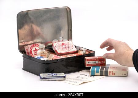 Stagno metallico degli anni '1960 contenente il kit di pronto soccorso vintage Bradex per viaggi o auto Foto Stock