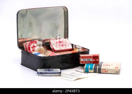 Stagno metallico degli anni '1960 contenente il kit di pronto soccorso vintage Bradex per viaggi o auto Foto Stock