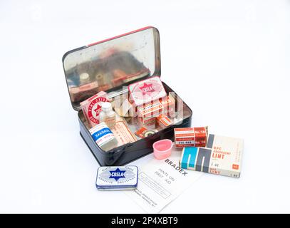 Stagno metallico degli anni '1960 contenente il kit di pronto soccorso vintage Bradex per viaggi o auto Foto Stock