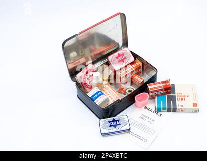 Stagno metallico degli anni '1960 contenente il kit di pronto soccorso vintage Bradex per viaggi o auto Foto Stock