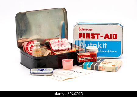 latta metallica anni '1960 contenente kit di pronto soccorso vintage per viaggi o auto Foto Stock