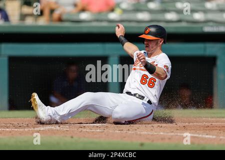 Sarasota FL USA; l'infelder Ryan o'Hearn di Baltimore Orioles scivola a casa durante una partita di allenamento primaverile della MLB contro gli Atlanta Braves di ed SM Foto Stock