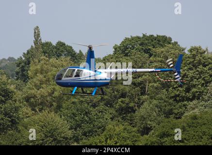 Un elicottero Robinson R44 Raven II che arriva al Redhill Aerodromo Surrey Inghilterra Foto Stock