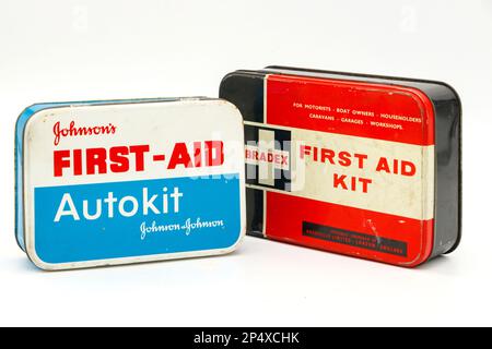 latta metallica anni '1960 contenente kit di pronto soccorso vintage per viaggi o auto Foto Stock